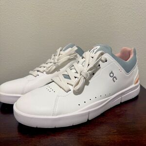 Never Worn- ON Women's The Roger Advantage Low Top Sneakers